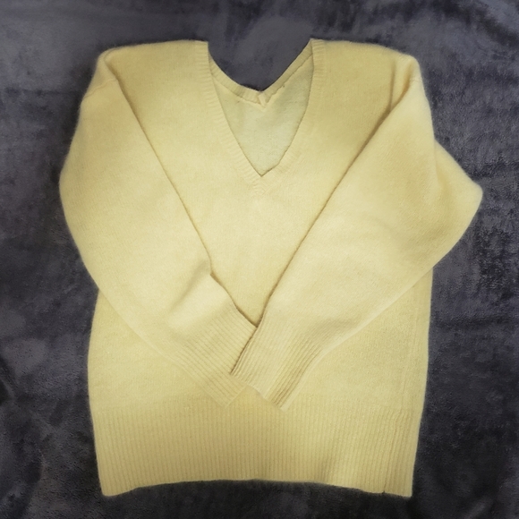 Beautiful Yellow Wool Angora I V-neck Sweater - Picture 7 of 12